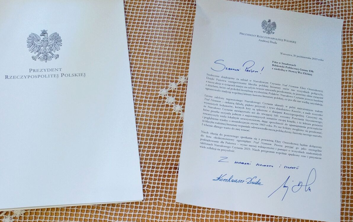 Zdjęcie do Do biblioteki w Stradunach dotarła wyjątkowa przesyłka- pamiątkowy egzemplarz powieści ,,Nad Niemnem" oraz podziękowania od Pary Prezydenckiej
